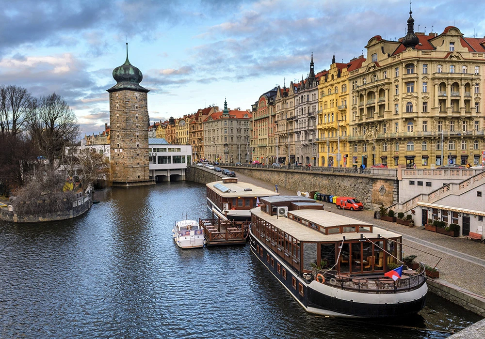 Hotel Moráň - PODÉL ŘEKY PLNÉ PŘÍBĚHŮ